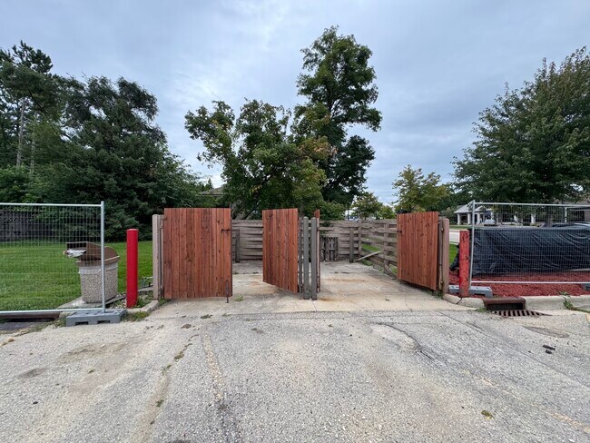 Plus de détails pour 5450 Monona Dr, Madison, WI - Commerce de détail à vendre