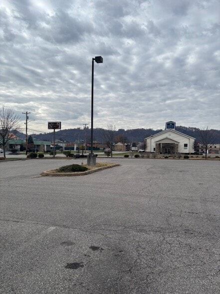 651 11th St, Ambridge, PA à louer - Photo du bâtiment - Image 3 de 11