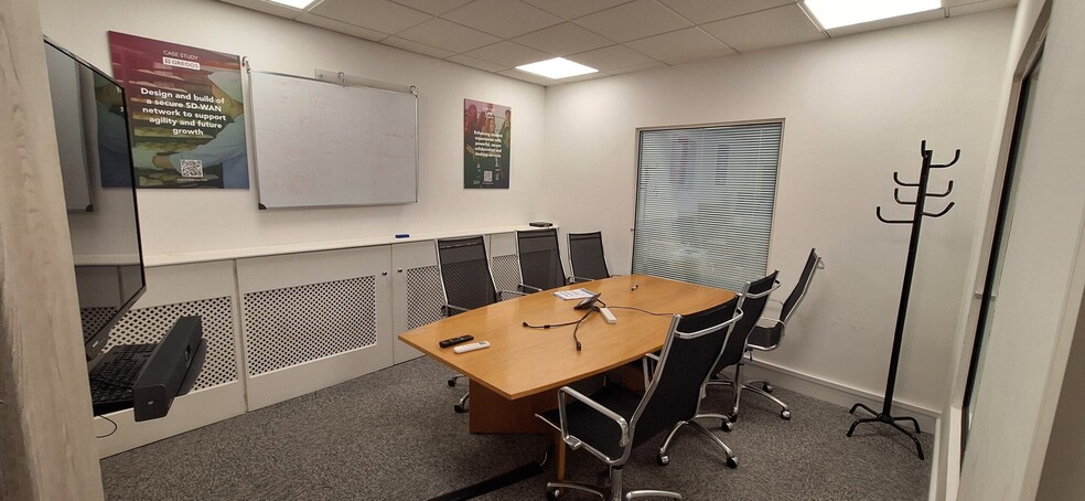 26 West St, Horsham for lease - Interior Photo - Image 2 of 12