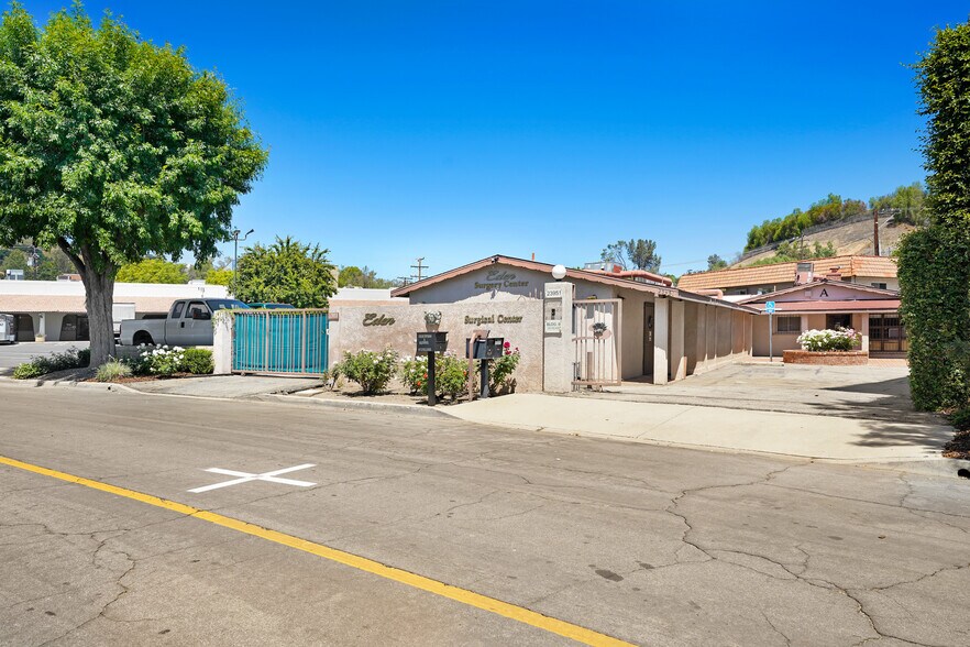 23951 Craftsman Rd, Calabasas, CA à vendre - Photo du bâtiment - Image 3 de 8