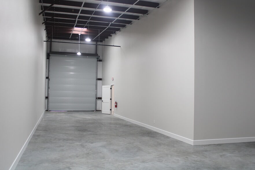 21631 Rhodes Rd, Spring, TX for lease - Interior Photo - Image 3 of 62