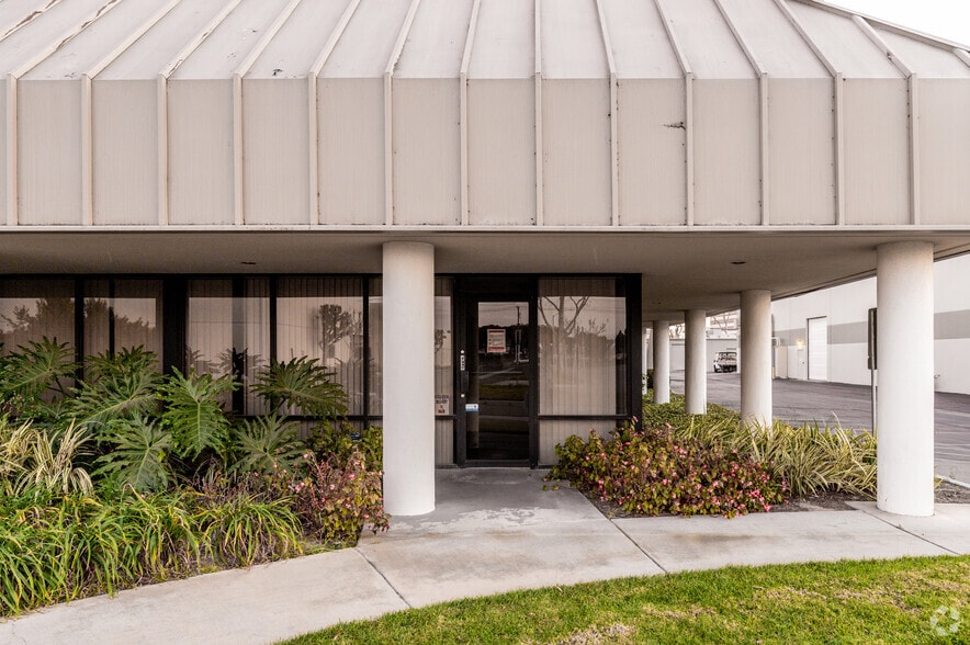 1560-1580 S Harris Ct, Anaheim, CA for lease - Building Photo - Image 3 of 4