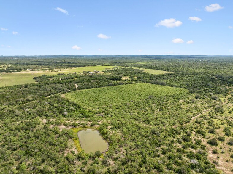 547 County Road 3401, Hondo, TX à vendre - Photo du bâtiment - Image 2 de 10