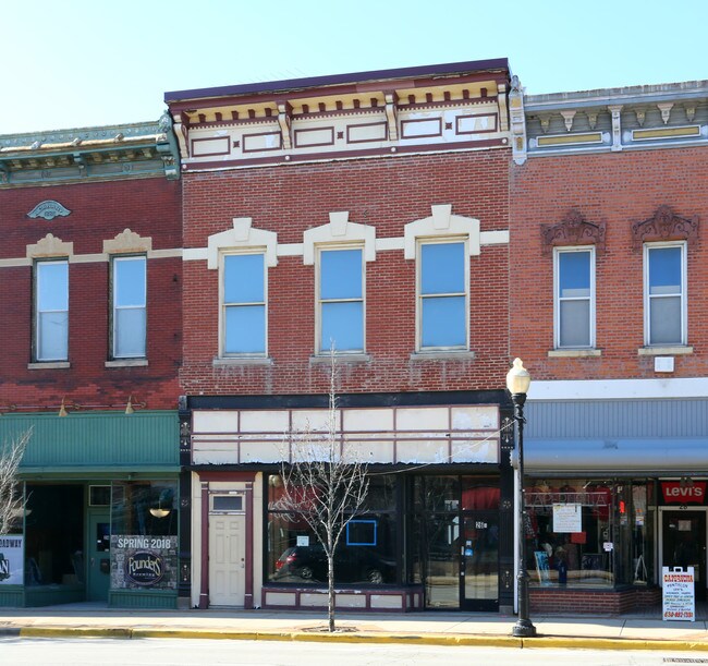 Plus de détails pour 26 N Broadway, Aurora, IL - Commerce de détail à louer