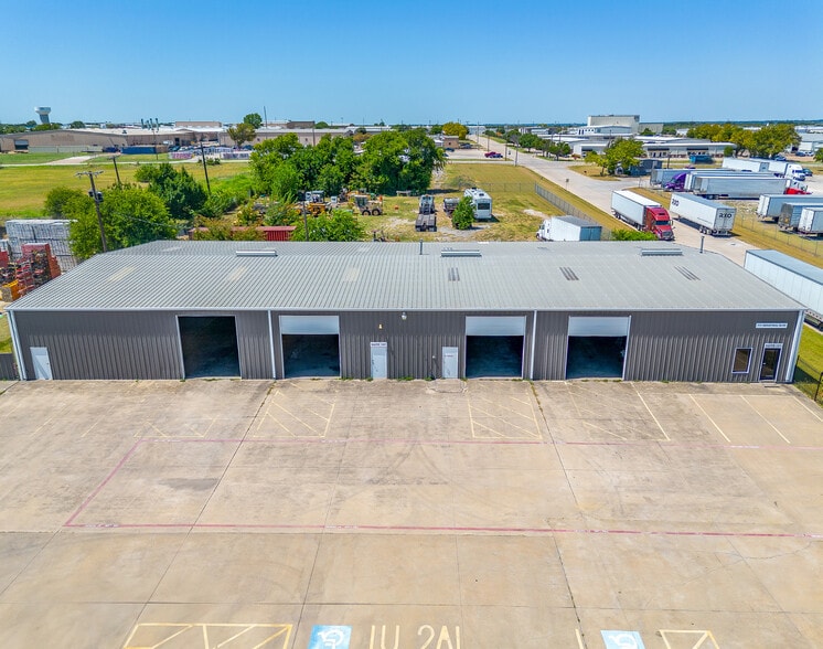 111 Industrial Blvd, Mansfield, TX for lease - Building Photo - Image 2 of 10