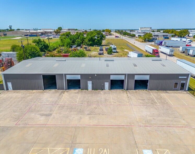 111 Industrial Blvd, Mansfield, TX à louer - Photo du bâtiment - Image 2 de 10