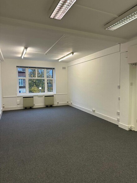 26 Claremont Rd, Surbiton à louer - Photo du bâtiment - Image 3 de 8