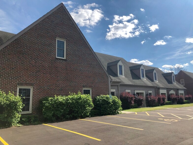 1339-1349 W Towne Square Rd, Mequon, WI for lease - Primary Photo - Image 1 of 2