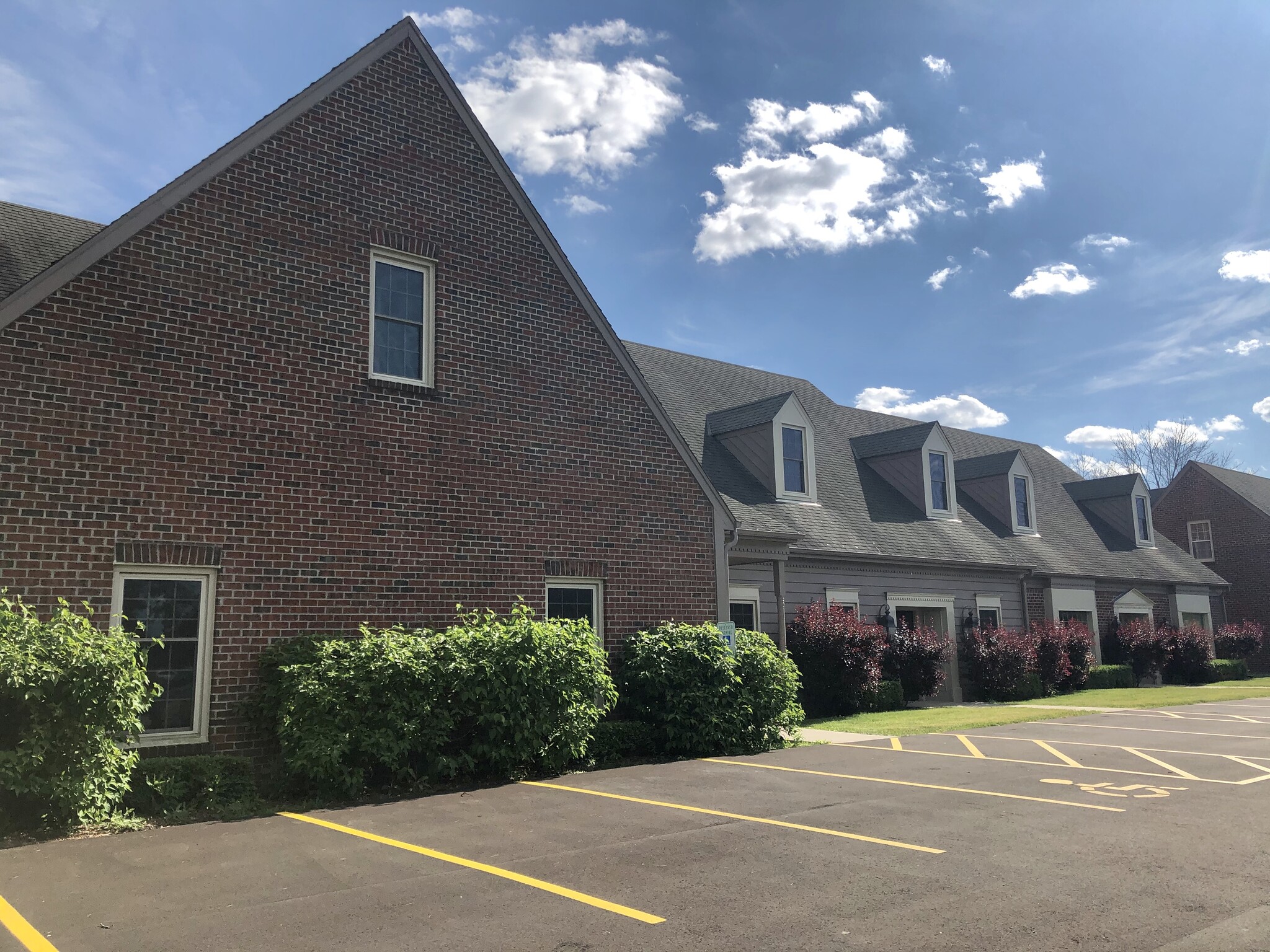 1339-1349 W Towne Square Rd, Mequon, WI for lease Primary Photo- Image 1 of 3