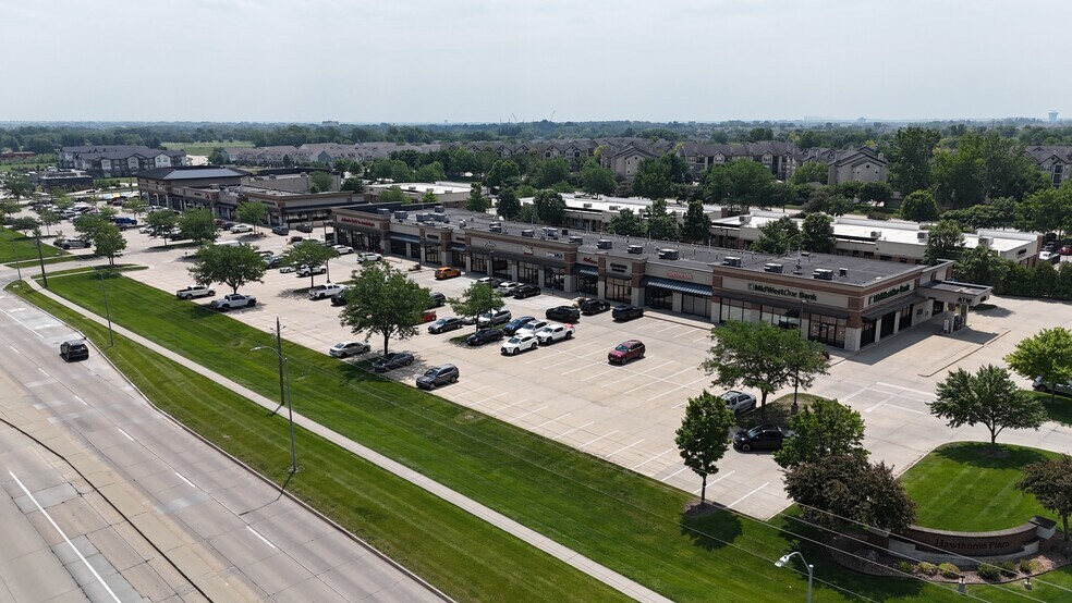 94th St & University Ave, West Des Moines, IA à louer - Photo du bâtiment - Image 2 de 14