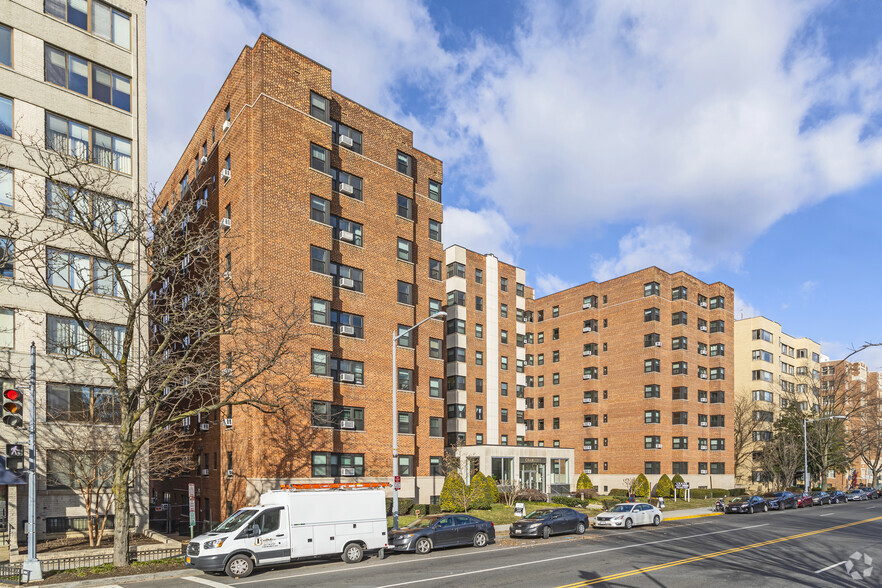 3130 Wisconsin Ave NW, Washington, DC for lease - Building Photo - Image 2 of 4