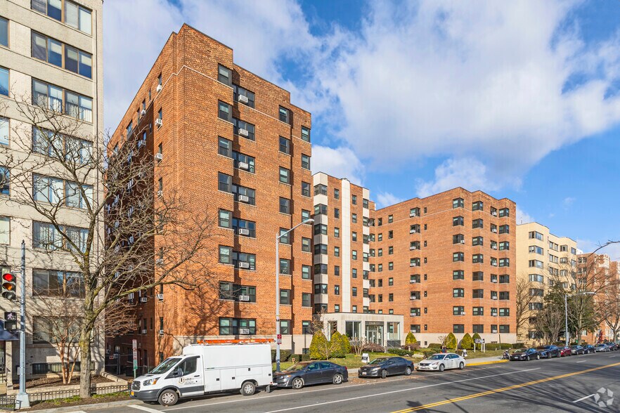 3130 Wisconsin Ave NW, Washington, DC à louer - Photo du bâtiment - Image 2 de 4