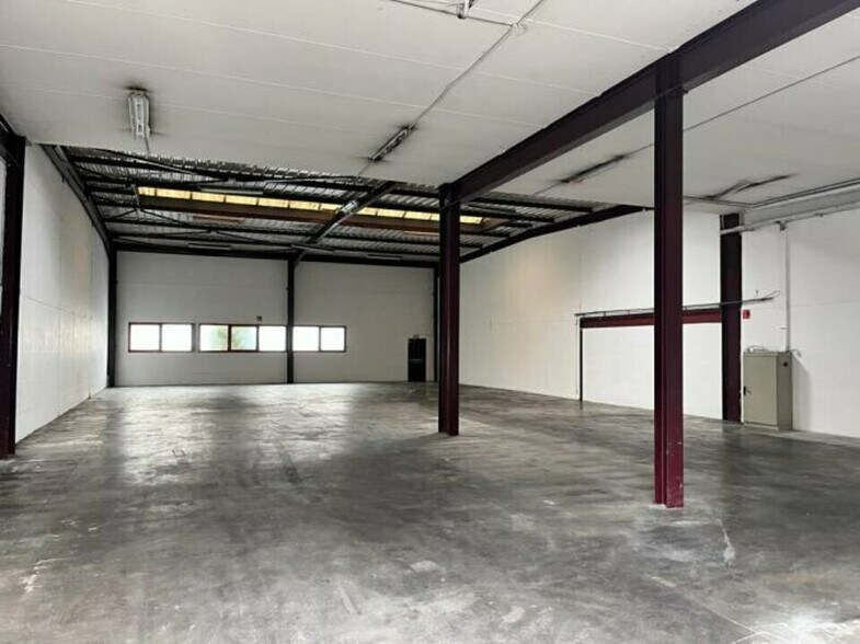 Flex in Le Blanc-Mesnil for lease - Building Photo - Image 2 of 4