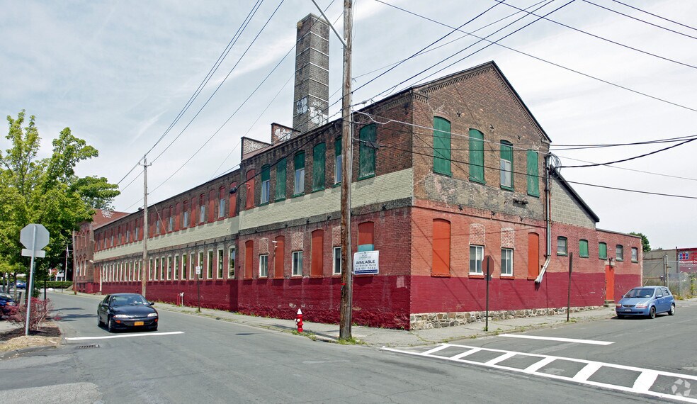 39 Railroad Ave, Middletown, NY à louer - Photo du bâtiment - Image 2 de 7