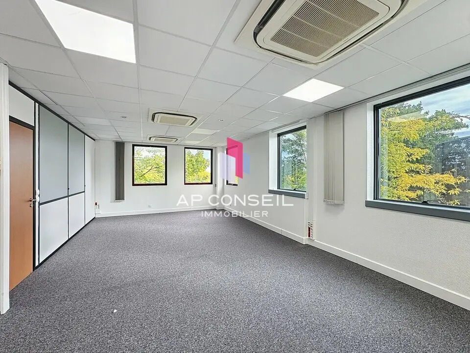 Office in Saint-Germain-en-Laye for lease Interior Photo- Image 1 of 21