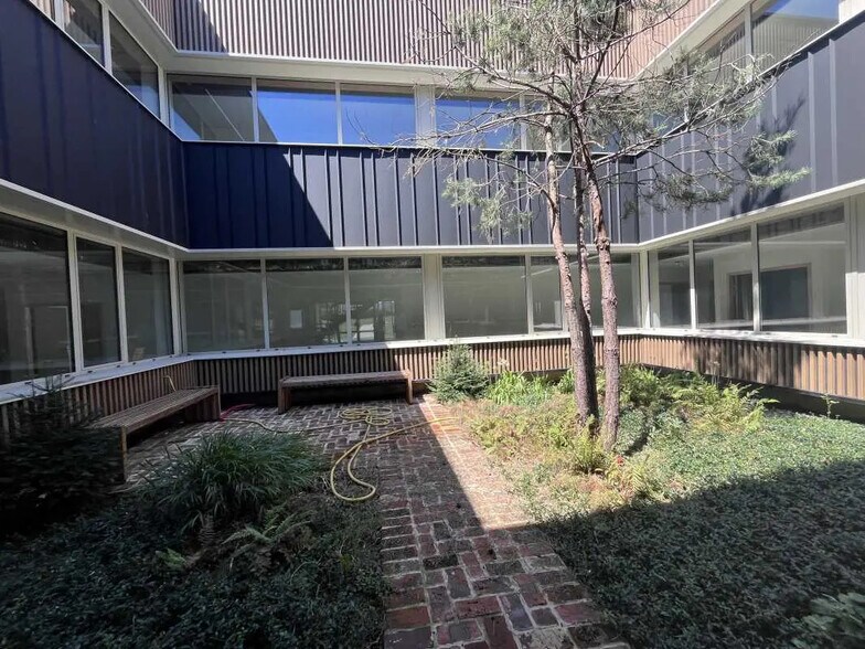 Bureau dans Le Petit-Quevilly à louer - Photo du bâtiment - Image 3 de 10