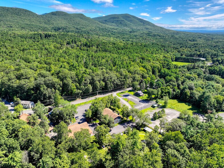 291 Tinker St, Woodstock, NY à vendre - Photo du bâtiment - Image 3 de 25