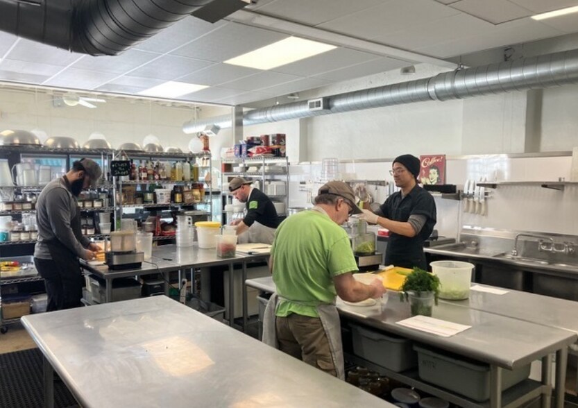 2409 Eastern Ave SE, Grand Rapids, MI à vendre - Photo du bâtiment - Image 2 de 8