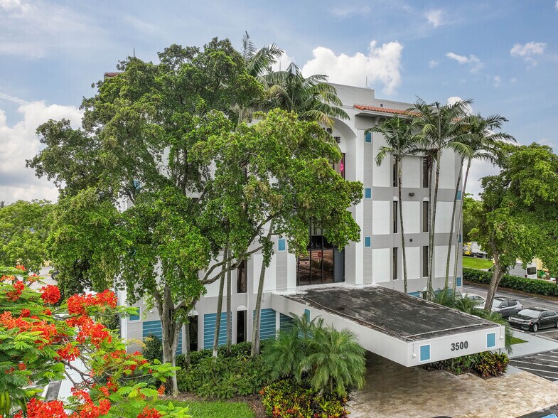 3500 N State Road 7, Lauderdale Lakes, FL à louer - Photo du bâtiment - Image 3 de 5