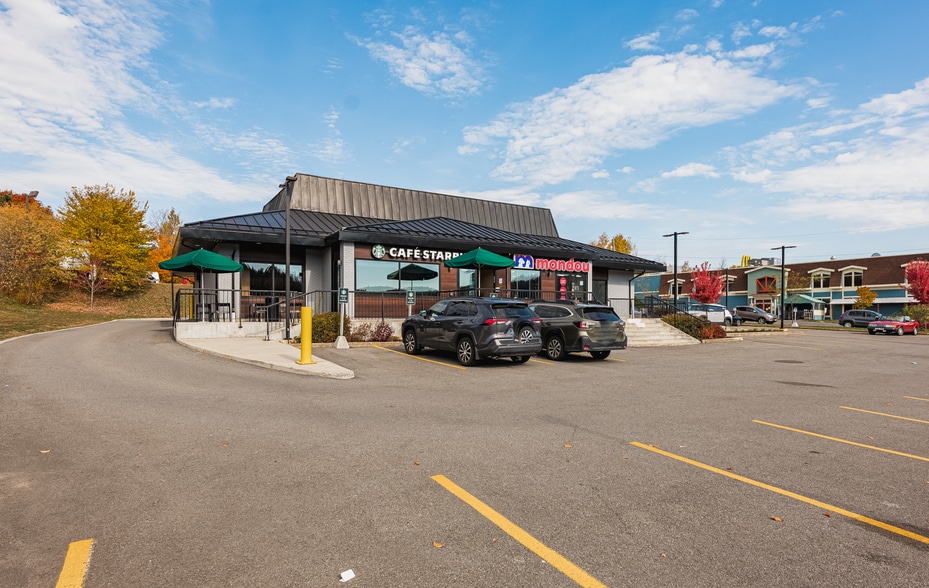 670 Rue Principale, Ste-Agathe-des-Monts, QC à vendre - Photo du bâtiment - Image 2 de 8
