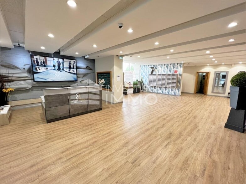 Office in Boissy Saint Leger for lease - Lobby - Image 3 of 9