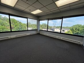 8831-8833 Gross Point Rd, Skokie, IL for lease Interior Photo- Image 2 of 5