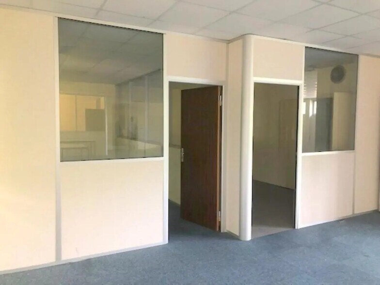 Bureau dans Buc à louer - Photo intérieure - Image 2 de 11