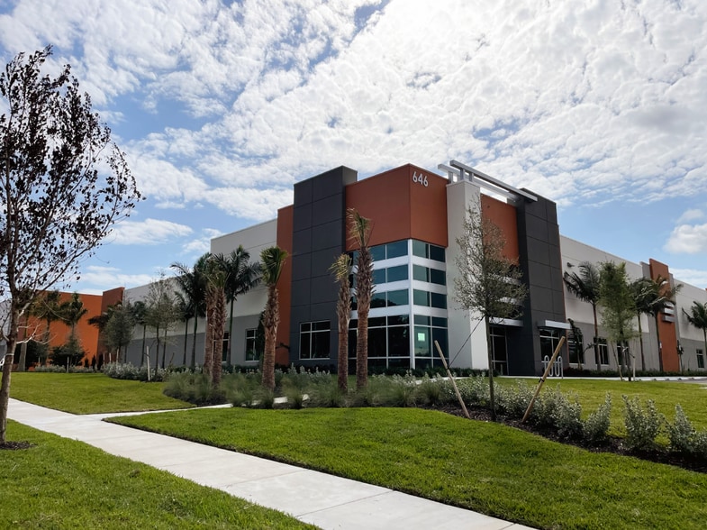 644-646 Park of Commerce Way, Boca Raton, FL for lease - Building Photo - Image 1 of 2