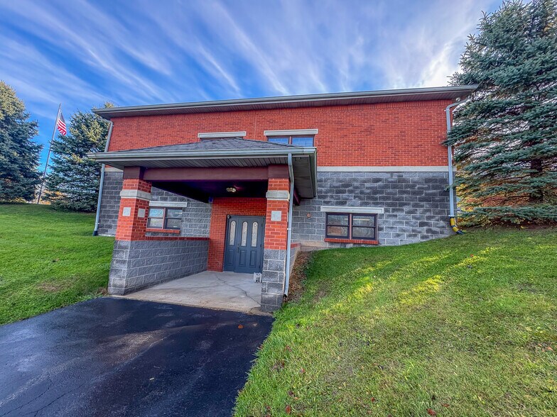 2080 Cranebrook Dr, Auburn, NY à louer - Photo du bâtiment - Image 1 de 2