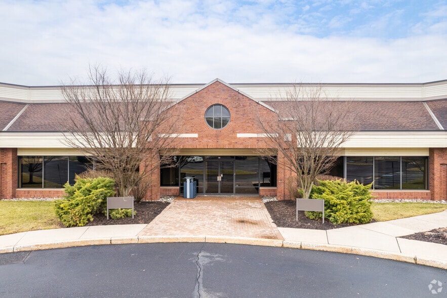 555 Business Center Dr, Horsham Township, PA à louer - Photo du bâtiment - Image 2 de 4