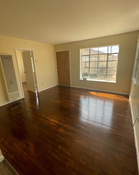 107 Eye St, Bakersfield, CA à vendre - Photo du bâtiment - Image 2 de 10