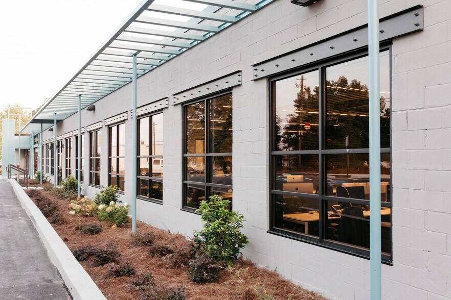 3453 Pierce Dr NE, Chamblee, GA à louer - Photo du bâtiment - Image 2 de 7