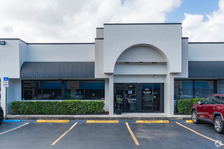 6555 N Powerline Rd, Fort Lauderdale, FL for lease - Building Photo - Image 3 of 9