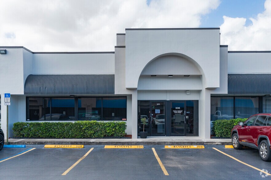 6555 N Powerline Rd, Fort Lauderdale, FL à louer - Photo du bâtiment - Image 3 de 9