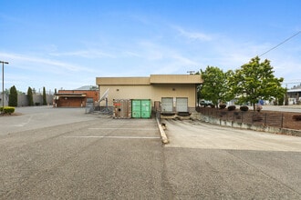 345 NE Winchester St, Roseburg, OR à louer Photo du bâtiment- Image 2 de 6