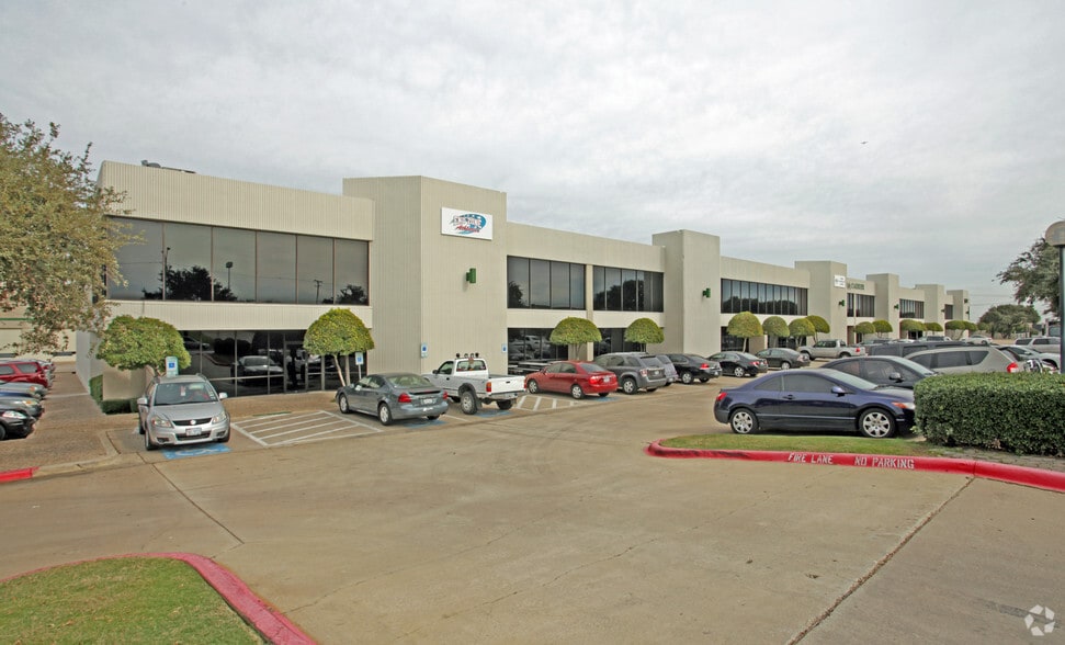 1111 W Carrier Pky, Grand Prairie, TX for lease - Building Photo - Image 1 of 4