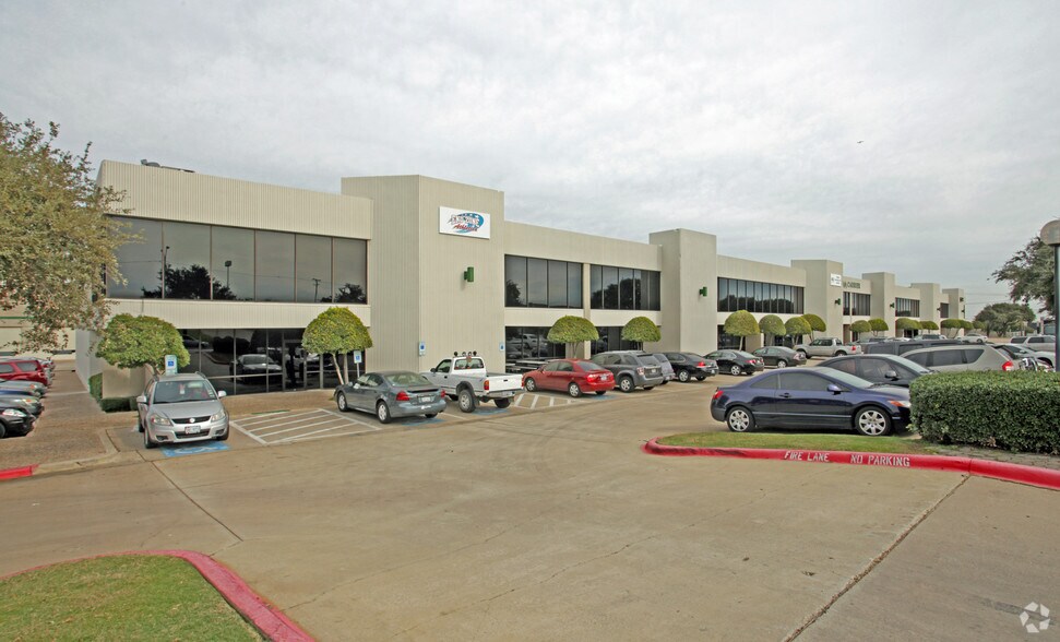 1111 W Carrier Pky, Grand Prairie, TX à louer - Photo du bâtiment - Image 1 de 4