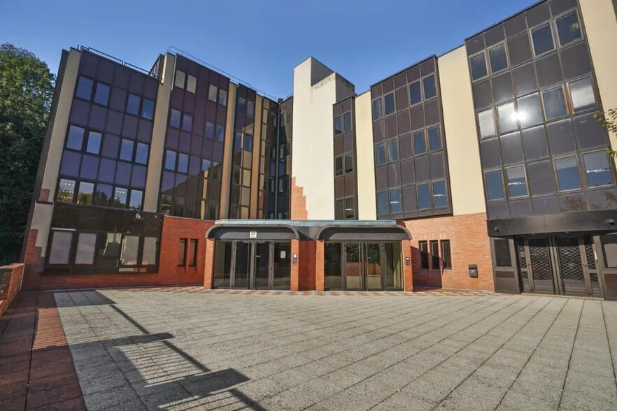 Office in Saint-Germain-en-Laye for lease - Building Photo - Image 1 of 11