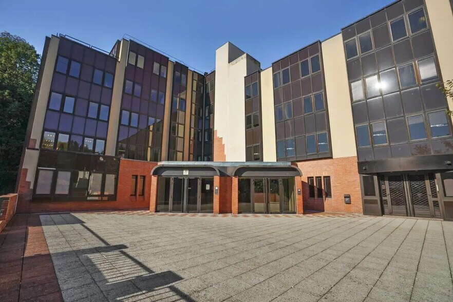 Bureau dans Saint-Germain-en-Laye à louer - Photo du bâtiment - Image 1 de 11