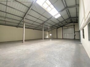 Industrial in Pessac for lease Interior Photo- Image 2 of 8