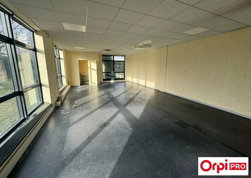 Flex in Les Ulis for lease - Interior Photo - Image 2 of 6