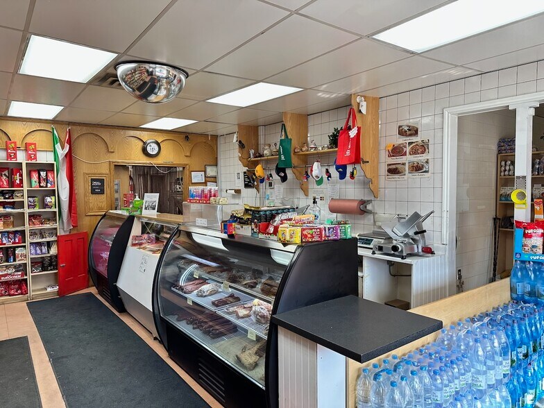 9306-9310 111 Av NW, Edmonton, AB à vendre - Photo intérieure - Image 2 de 7