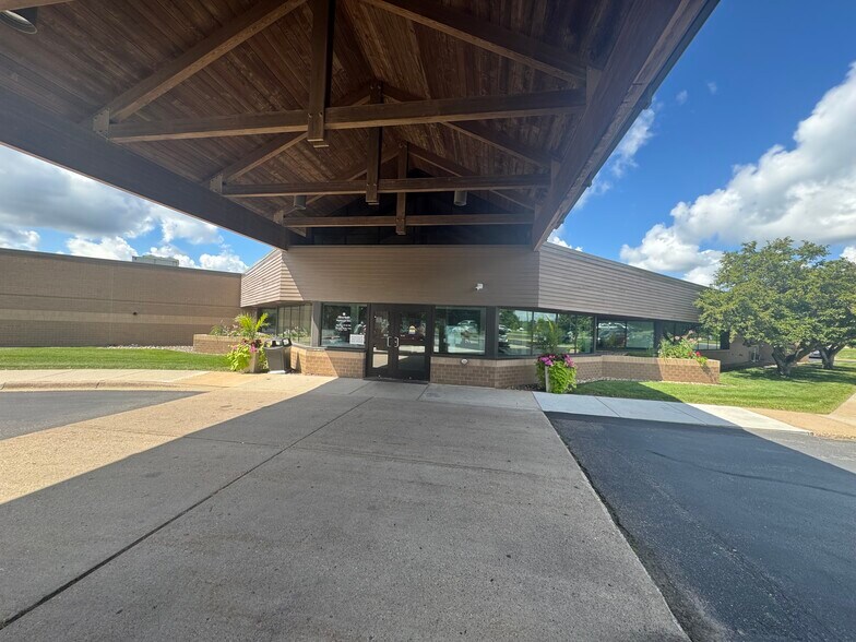 1850 Beam Ave E, Maplewood, MN à vendre - Photo du bâtiment - Image 3 de 6