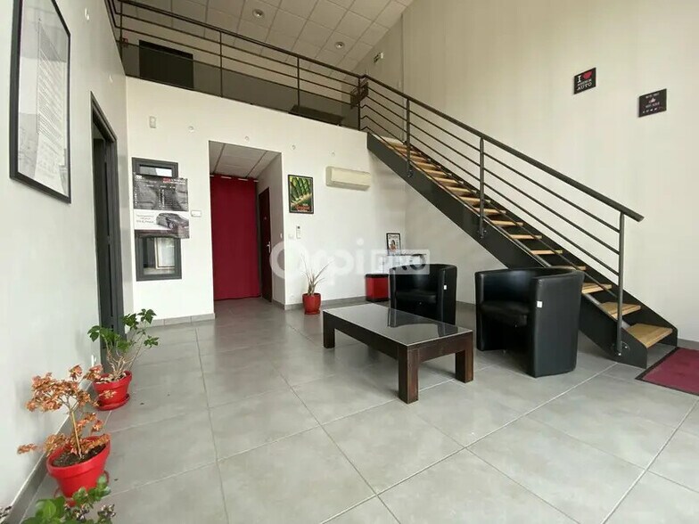 Office in Craponne for lease - Lobby - Image 2 of 6
