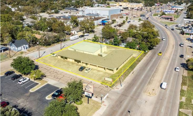 2121 W Waco Dr, Waco, TX à louer - Photo du bâtiment - Image 2 de 2