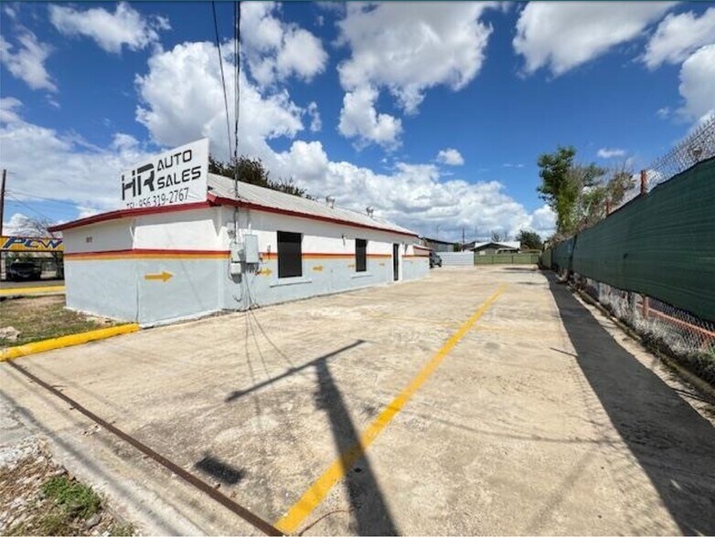 3017 San Dario Ave, Laredo, TX for lease - Building Photo - Image 2 of 16