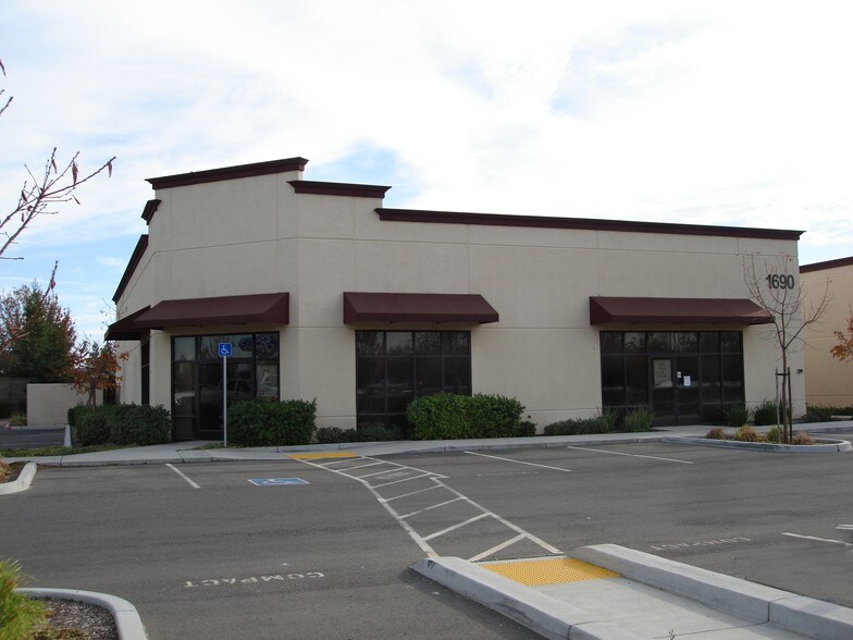 1690 N Lincoln St, Dixon, CA à vendre - Photo du bâtiment - Image 2 de 10