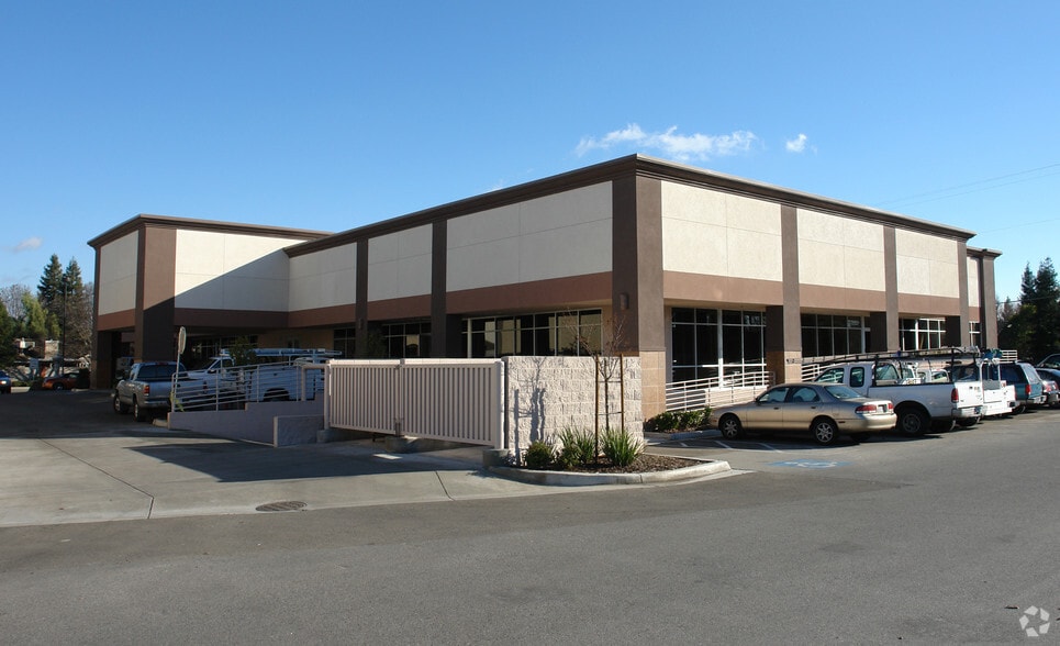 8525 N Cedar Ave, Fresno, CA for lease - Building Photo - Image 3 of 3