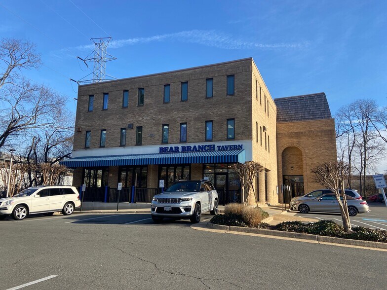 133 Maple Ave E, Vienna, VA à louer - Photo du bâtiment - Image 1 de 12