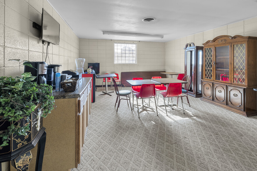 338 Hazel St, Poplar Bluff, MO for sale - Interior Photo - Image 3 of 16